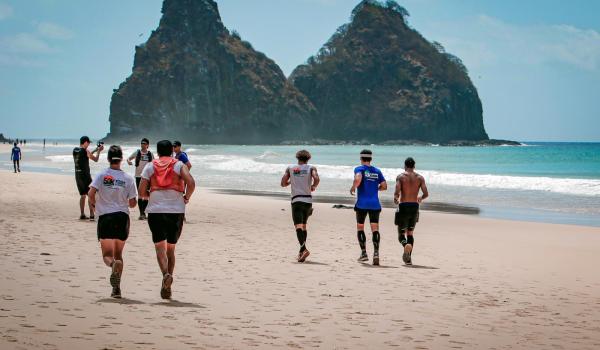 MIZUNO LANÇA NOVO WAVE SKY 6 EM CORRIDA REALIZADA EM FERNANDO DE NORONHA